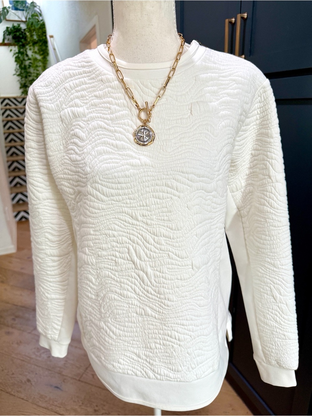 White Textured Quilted Crewneck Sweatshirt Size Medium Cozy Sweater